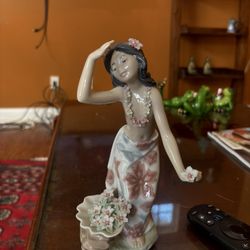 Lladró Aloha Porcelain Sculpture