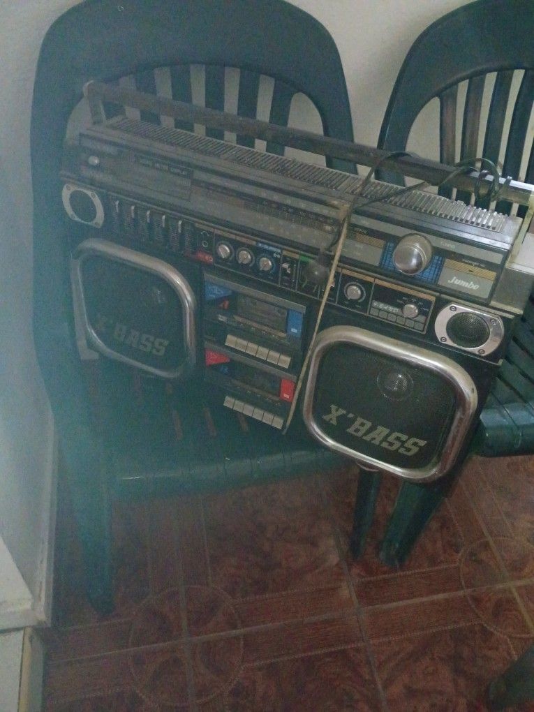 I'm Selling This Antique Stereo Or Radio Whatever It's Very Old It Needs To Be Fixed I Can't Lie To You Guys Say Is In Good Condition But It's Not Nic