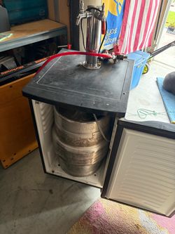 🍻 Dual‑Tap Danby Kegerator – Complete Package w/ CO₂ Tanks