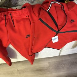 Kids Medium Nike Tech 