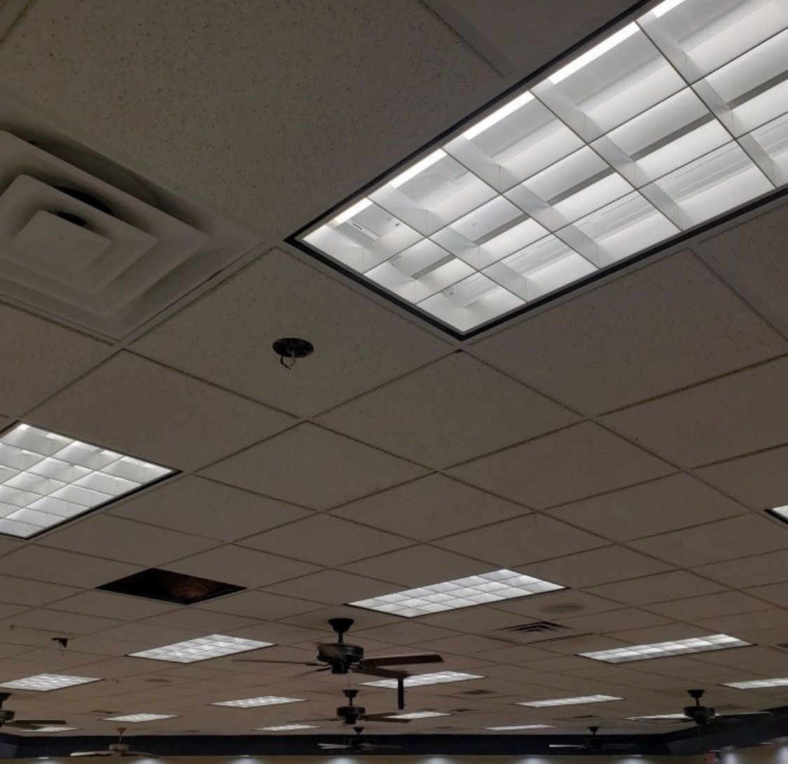 4ft X 2ft Fluorescent Light Fixture W Bulbs Fully Working Condition