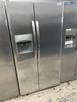 Frigidaire side by side in stainless steel