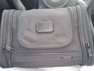 TUMI HANGING TRAVEL KIT/BAG (BLACK)