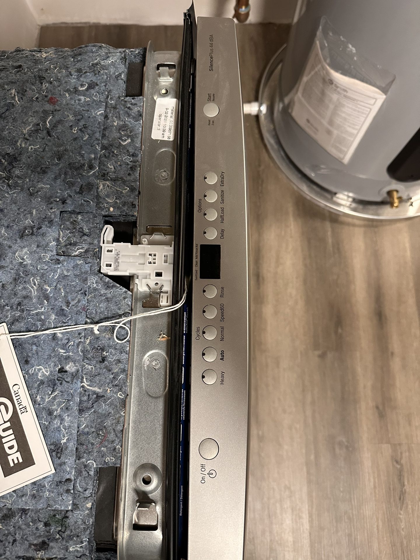 BOSCH 300 Series Dishwasher 24” Stainless Steel for Sale in Lexington