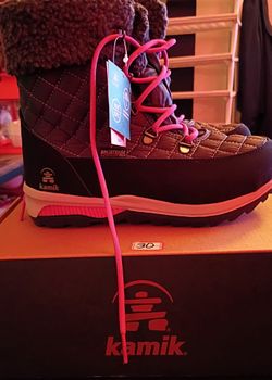 This is a pair of Kamik Kids' Libra winter boots in a charcoal and black color with fuchsia pink laces. Size 5. Brand New. Only $30.