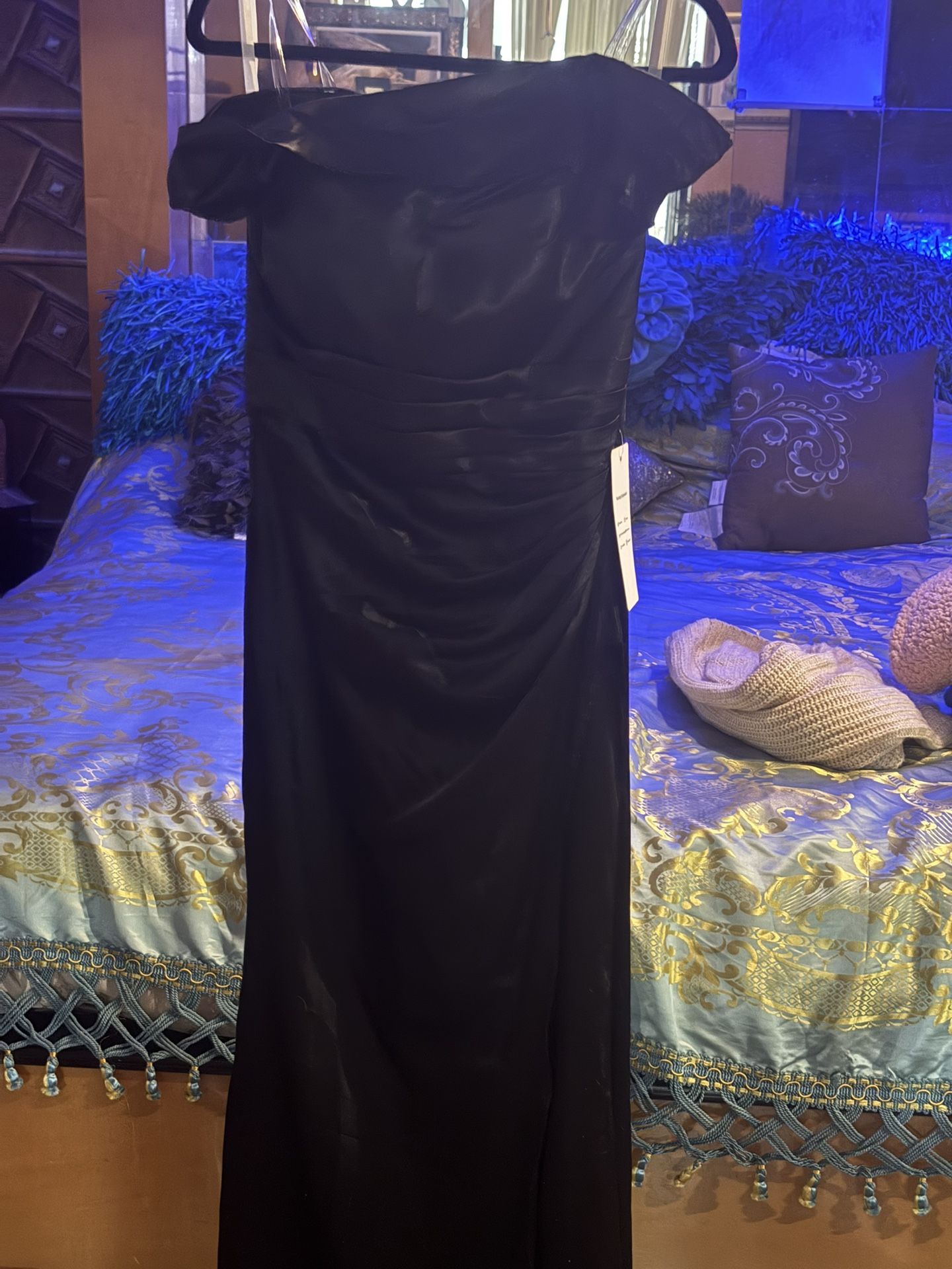 Breathtaking Off Shoulders Corset Back Gown. New Size 6