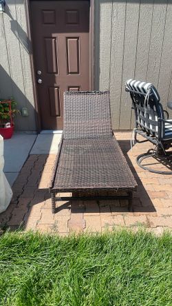 Set Of Two Lawn Chairs / Tanning Chairs W Covers