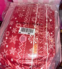 NEW Victoria's Secret Plush Fleece Blanket