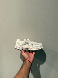 Size 6.5Y / Women 8 - Nike Vomero 5 - NEW