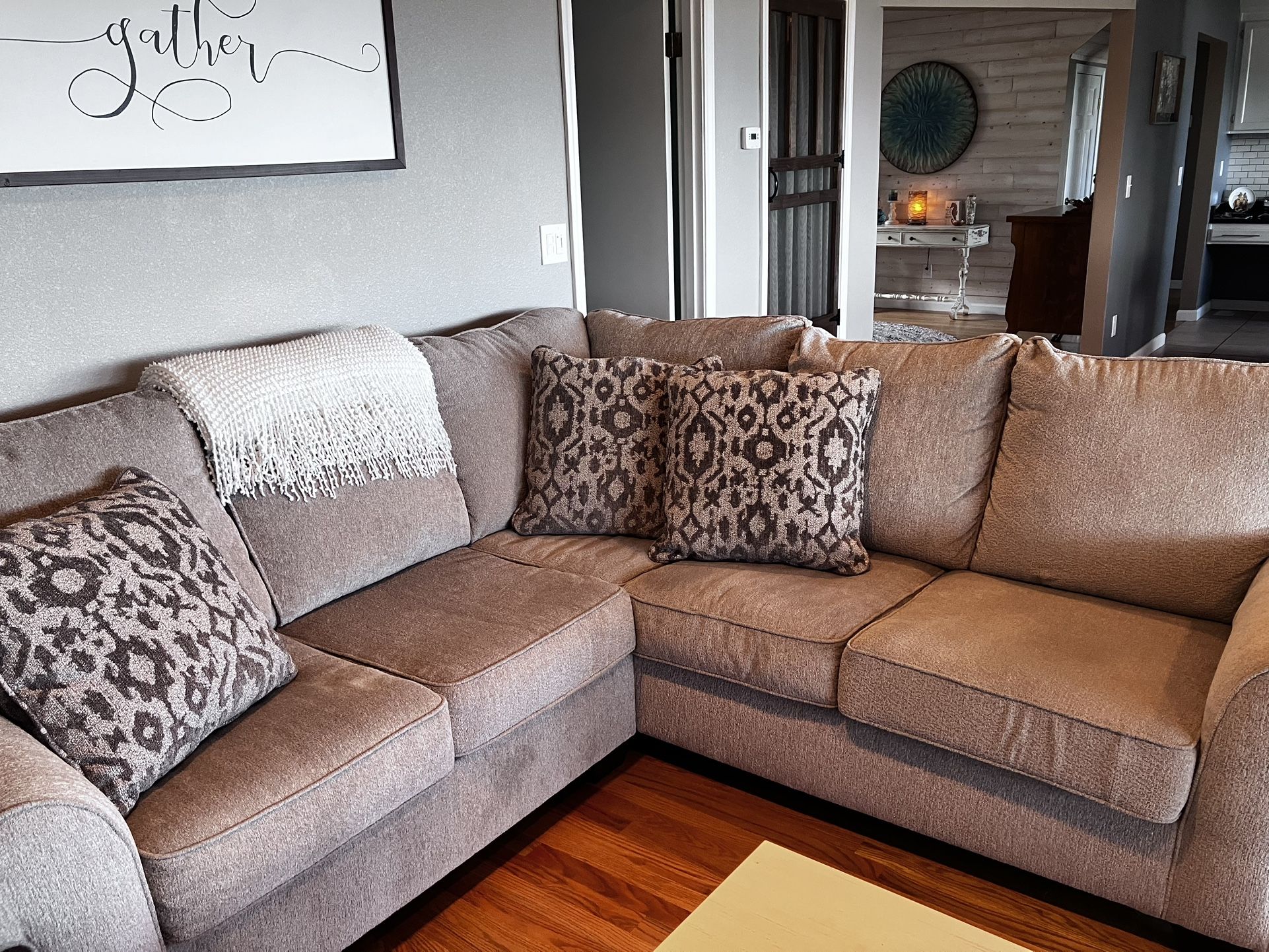 Sectional Couch Excellent Condition