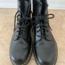Dr Martens MEN'S 1460 LACE UP BOOTS size 11
