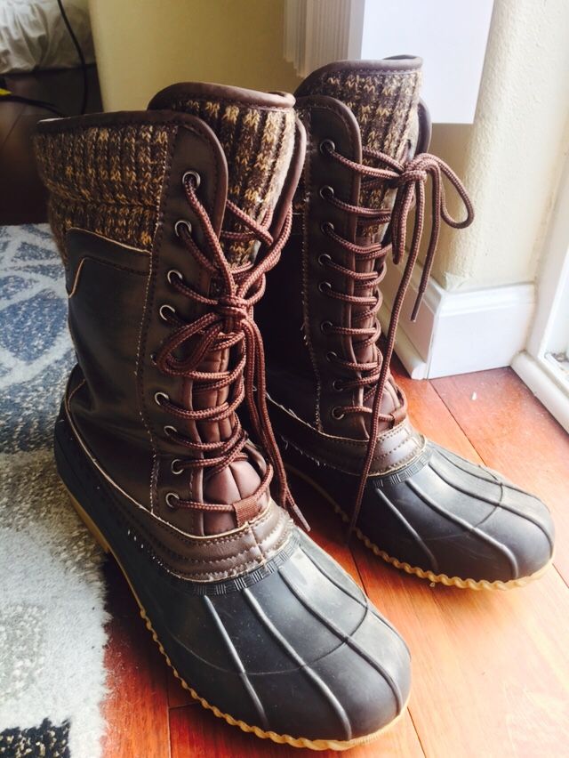 Super cute Hunter like rain boots size 9