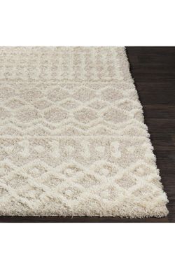 6’7” Beige Moroccan Shag Area Rug – Excellent Condition