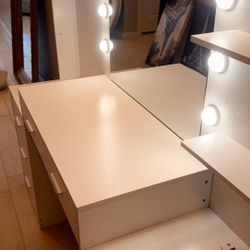 Beauty vanity 