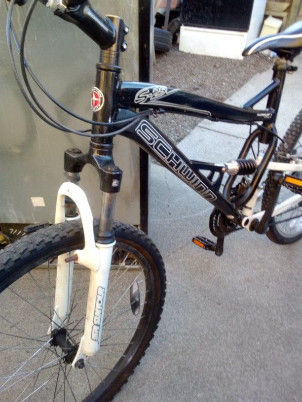 Schwinn Mountain Bike With Mono Shock