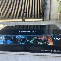 Samsung - 40" Odyssey G75F WUHD 180Hz 1ms AMD FreeSync Prem Pro Curved Gaming Monitor 