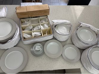 LIKE NEW Mi Casa Parchment Fine China – 16 Complete Place Settings