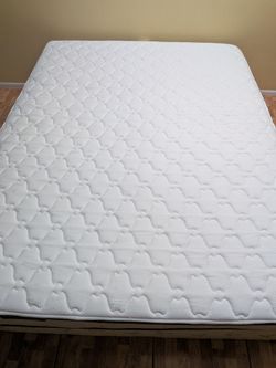 11 inch Que,en Simmons BeautySleep Mat,tress + Box Spri,ng Set - Like New!. Free same-day delivery.