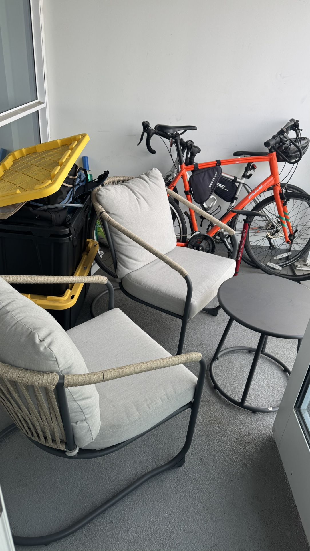 Modern Outdoor Patio Set – 2 Lounge Chairs + Side Table (Great Condition)