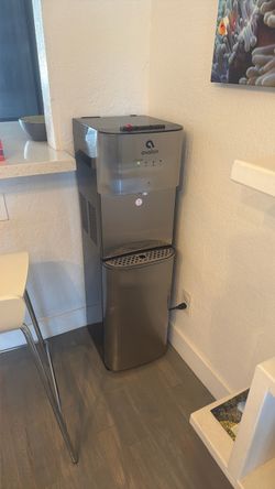 Avalon Water Cooler w/4 5 gallon jugs