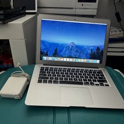 Laptop MacBook Air 2017 Works Great 
