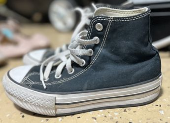 Girls/boys Converse, Size 2