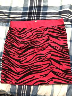 Size small mini fitted skirt. Pink and black.
