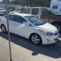 2013 White Hyundai Elantra 