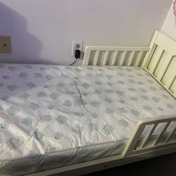 Toddler Bed + mattress 