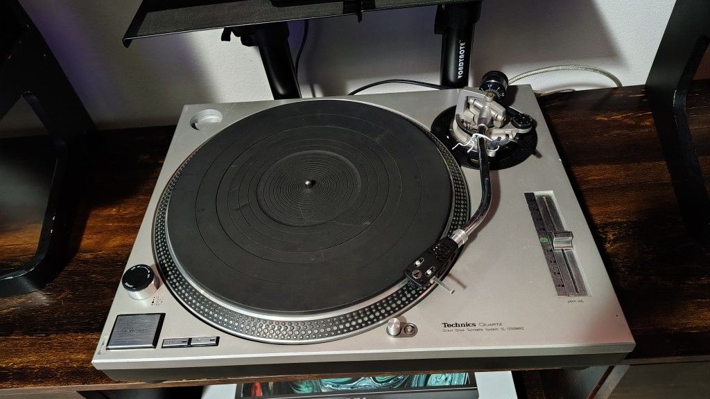 Technics Sl-1200mk2 Turntable