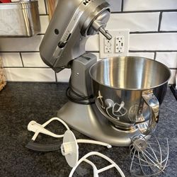 Kitchen Aid Mixer 5 QT With Accessories 
