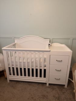Mini crib with drawers - Never used