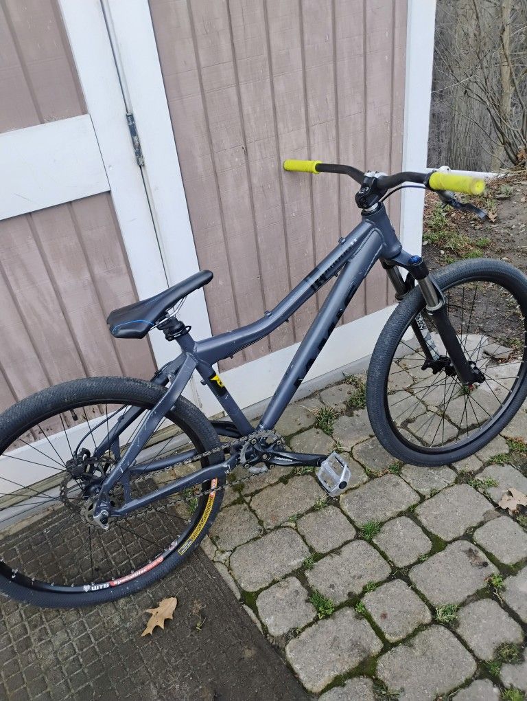 Dirt Jumper Mountain Bike
