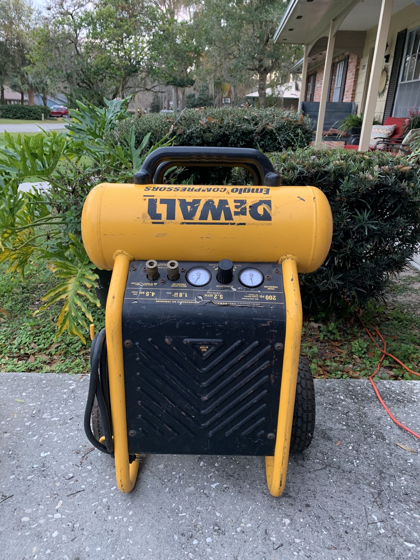 DeWalt Emglo 4.5 Gallon 200 PSI Air Compressor