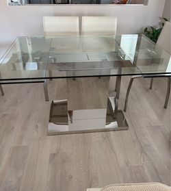 Modern extendable glass table with 6 chairs