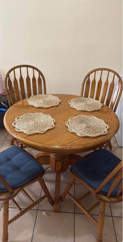 Circle or oval dinning table 5 chairs