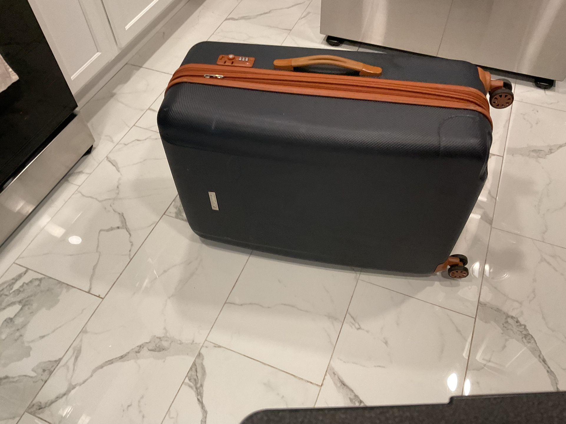 An Almost New Traveling Suitcase, In Very Good Conditions ( Missing One Wheel) (NO SHIPPING)