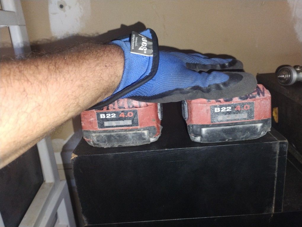 2 Hilti B22 4.0 Batteries