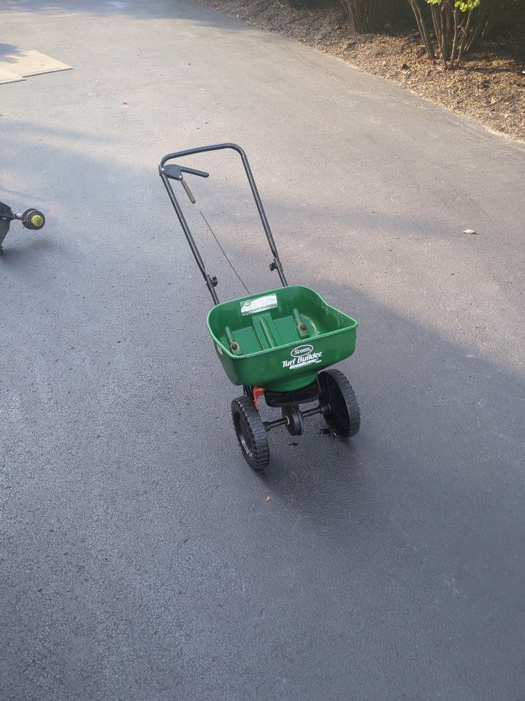 Scott's Turf Builder Mini Spreader