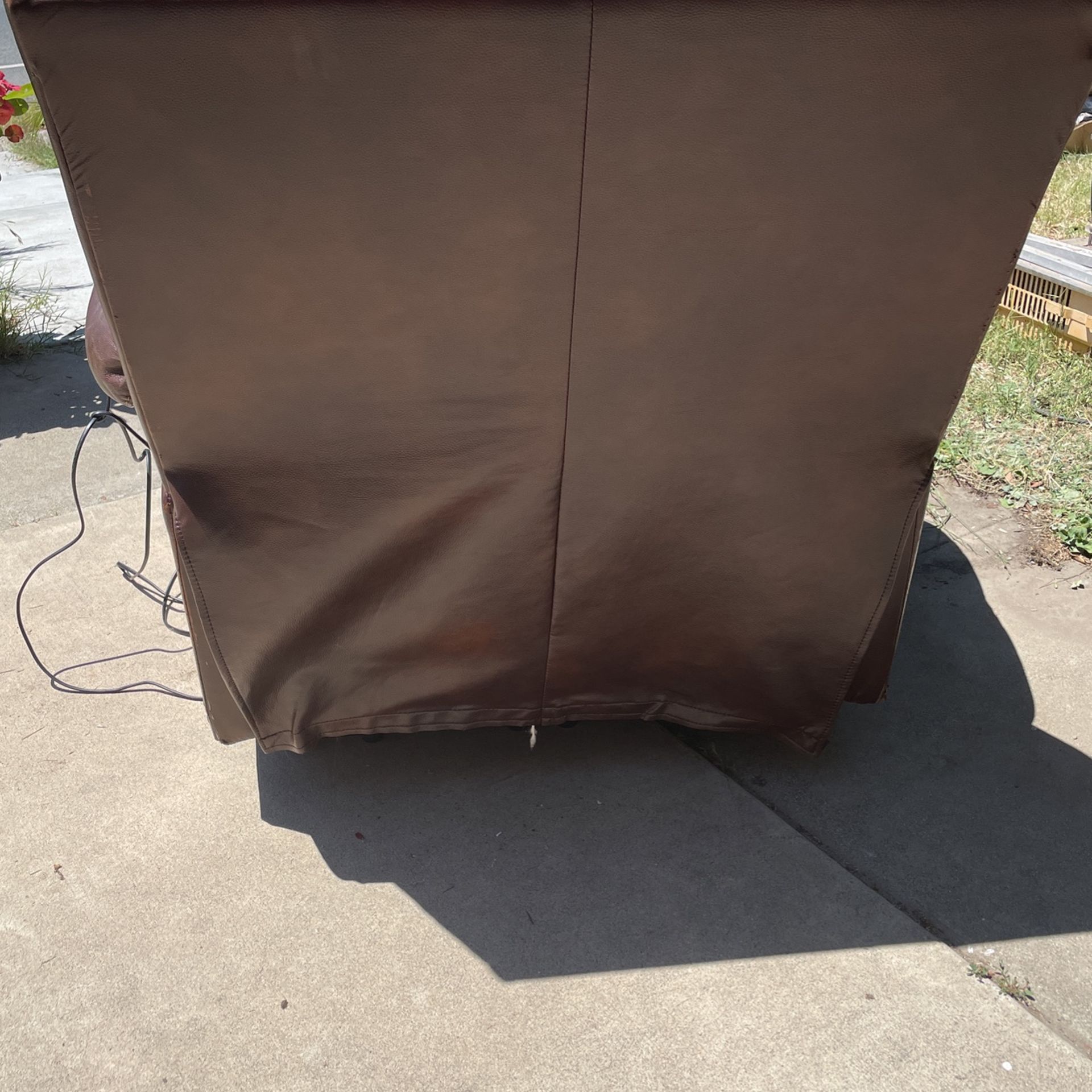 Vendo 2 Sillones Reclinables Todo Es Electrico A Buen Presio for Sale in  Riverside, CA - OfferUp