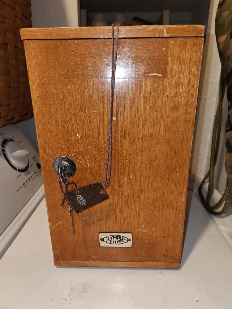 VINTAGE OLYMPUS TOKYO JAPAN OIC MICROSCOPE IN WOODEN CARRYING BOX W KEYS