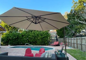 Umbrella With 4 Plastic Bases To Fill With Sand/water