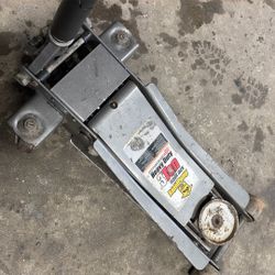 Pittsburgh 3 Ton Car Floor Jack Leaks Fluid 