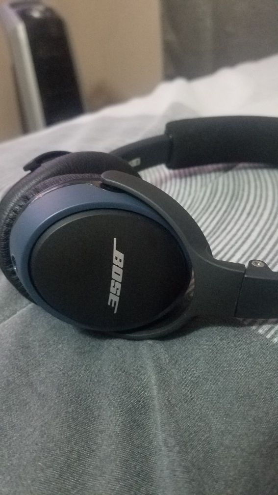 BOSE SOUNDLINK WIRELESS ON-EAR HEADPHONE BLUETOOTH -BLACK /BLUE USED ONLY 5 TIMES