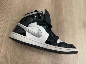 Air Jordan 1 Mid SE - Black/Metallic Silver/Gold (US 8.5)