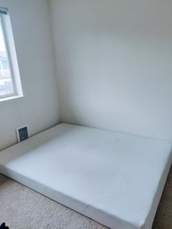 Zinus 8" Queen Size Mattress (Used For 6 Months)