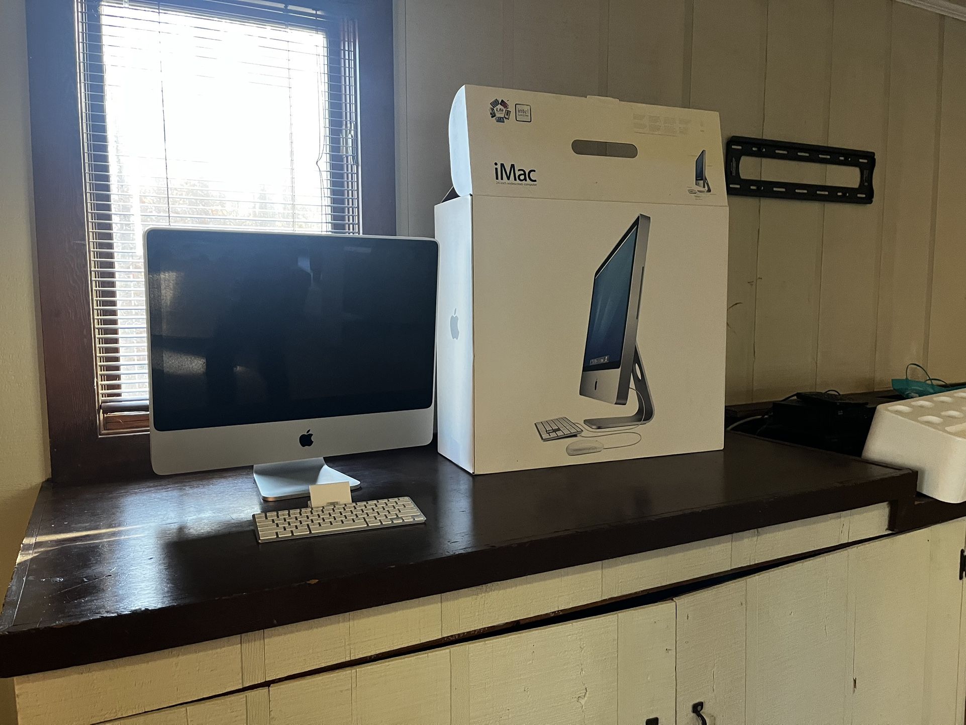 Apple Desktop With Mouse And Keyboard