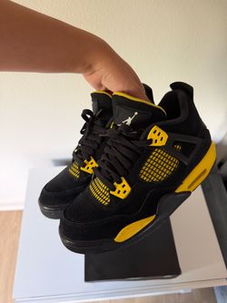 Jordan 4 Thunder’s size 6Y
