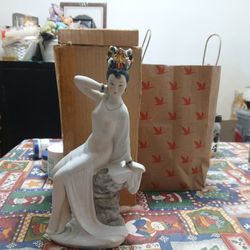 Geisha Statue 
