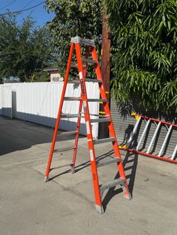Louisville 8ft Fiberglass Step Ladder / Escalera